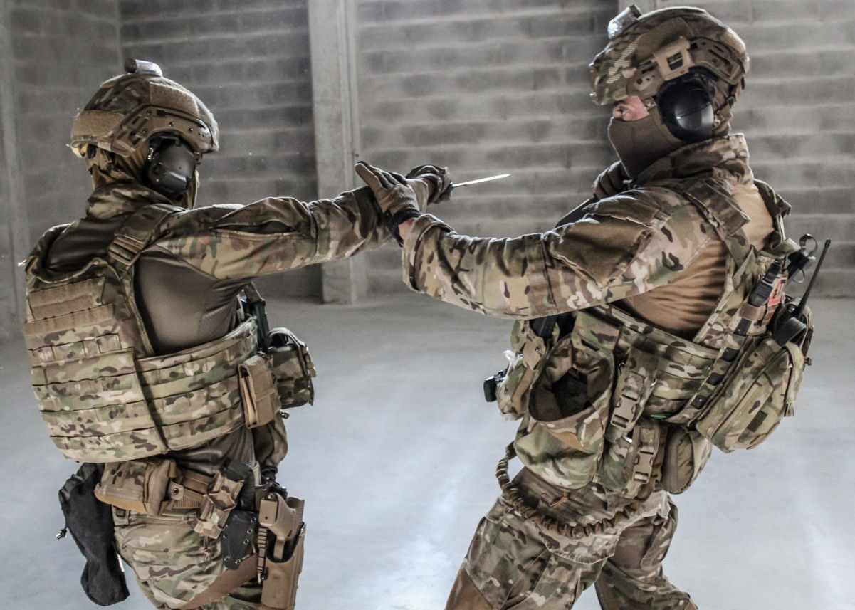 COMBATE CORPO A CORPO EM AMBIENTES CONFINADOS