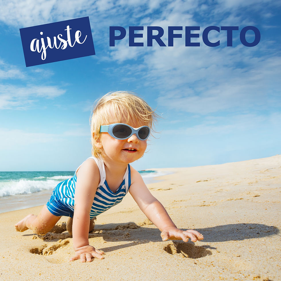 Miniatura: Bebé con lentes de sol Baby Surfer Mausito en azul, disfrutando del parque con estilo y comodidad.
