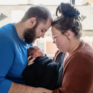 Des Moines, Iowa Fresh 48 Photography - parents hold their newborn daughter between them in the hospital.