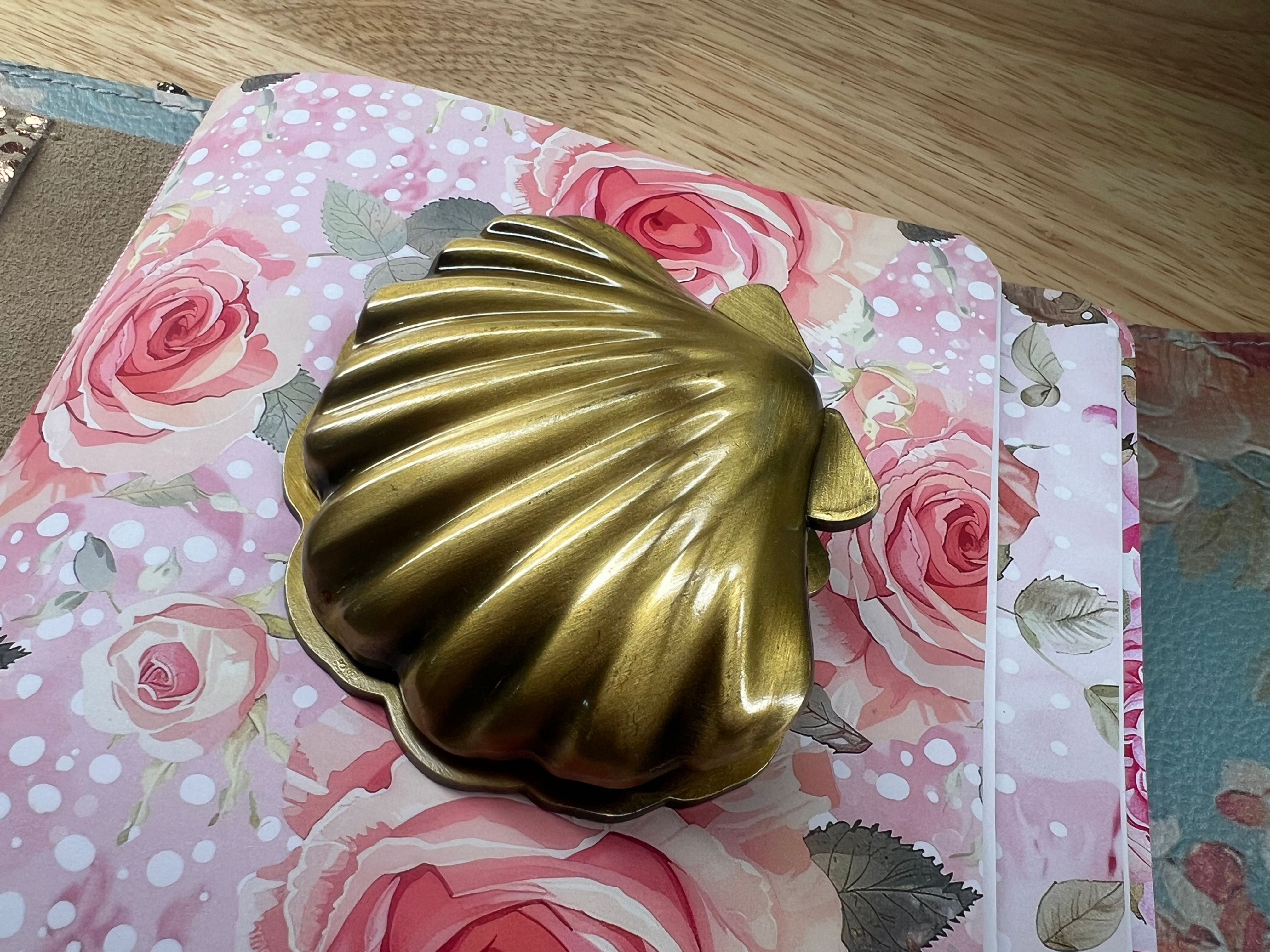 Gold Scallop Shell Statement Clip