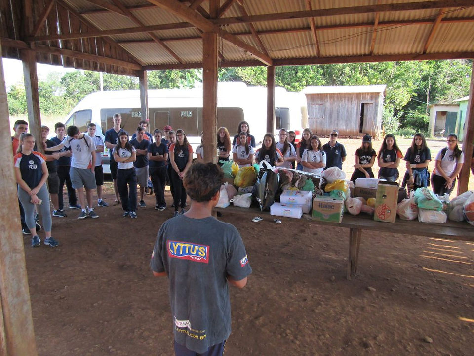 Escola-visita-aldeia-cacique-fala-costas