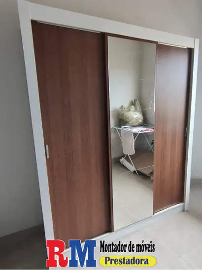 Montador de móveis residencial triunfo instalando guarda roupa de portas de correr com espelho e acabamento madeirado