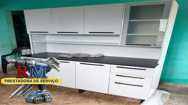 Montador de armário próximo a mim instalando armário de aço Itatiaia 7 portas 3 gavetas
