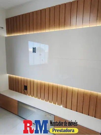 Montador de móveis triunfo instalando painel com rack ripado duas portas para sala moderna