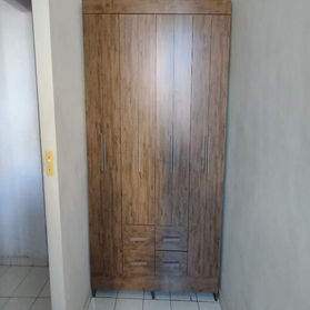 Montador experiente finalizando montagem de armário