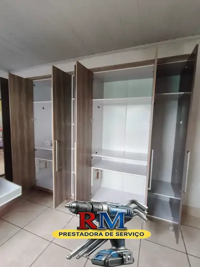 Montador de móveis Aparecida de Goiânia realizando regulagem de guarda-roupa de seis portas