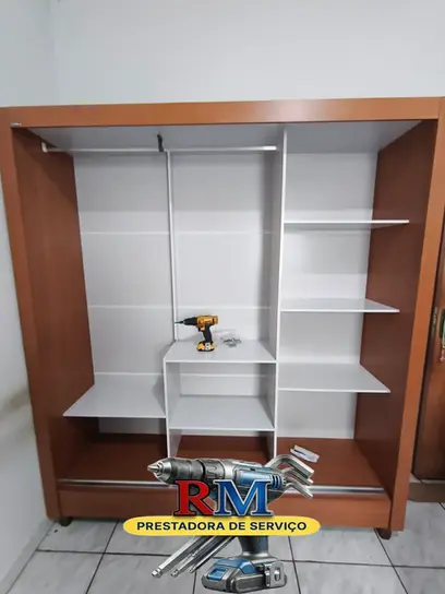 Montagem de guarda-roupa em andamento em Trindade com ajuste final de portas e estrutura