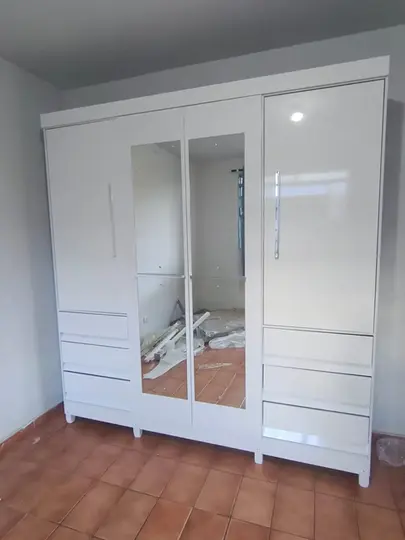 Montador de moveis montando guarda roupa 4 portas com 6 gavetas e espelho