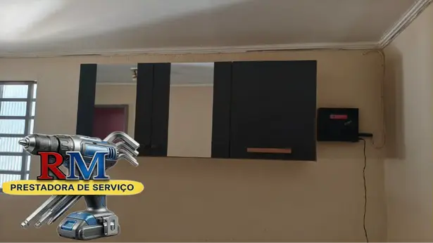 Montador de armário próximo a mim instalando armário aéreo 3 portas de vidro
