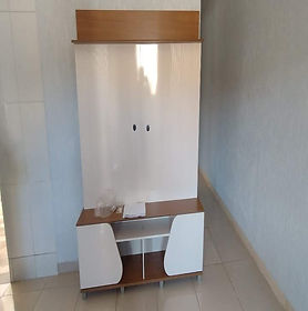montador de moveis fazendo montagem de painel em goianira