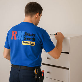 Montador de móveis ajustando portas e gavetas com precisão