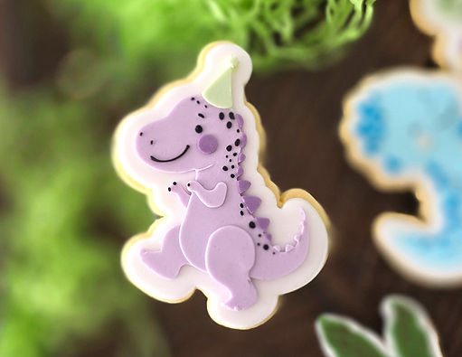 Party dinosaur T-Rex (liliac)_edited.jpg