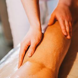 paciente recibiendo un masaje de fisioterapia
