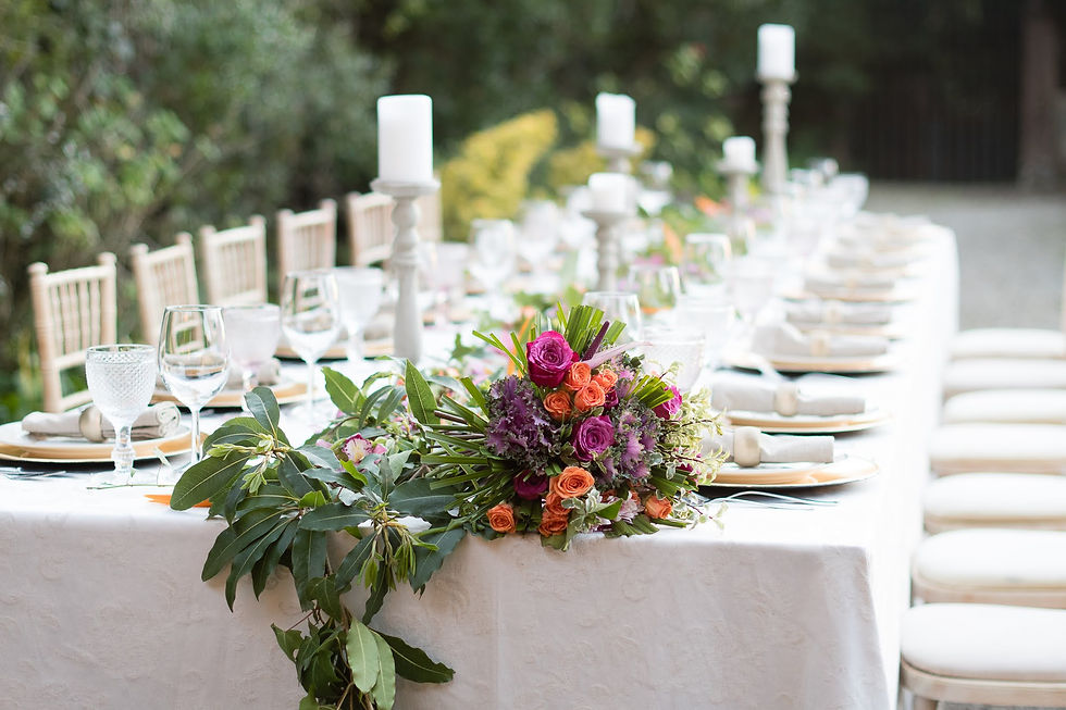 Mesa de casamento decorada com flores no jardim da Quinta do Torneiro em Portugal