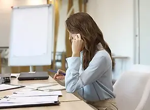 Mujer de negocios, en el teléfono.webp