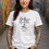Miniaturbild: weißes Unisex T-Shirt Vorderansicht mit frechem Spruch Mittelfinger Mädchen