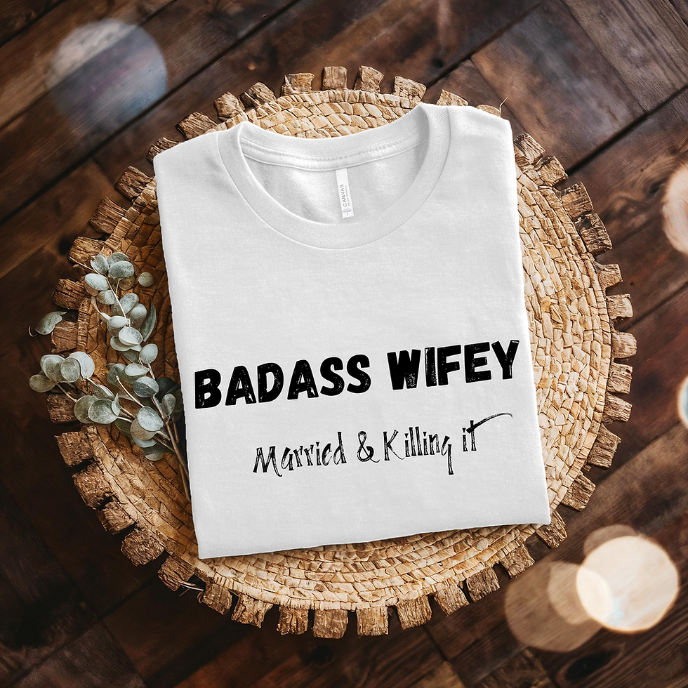 Paar T-Shirt in Weiß und mit Spruch Badass Wifey married and killing it