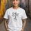 Miniaturbild: weißes Unisex T-Shirt Vorderansicht mit frechem Spruch Mittelfinger Mädchen