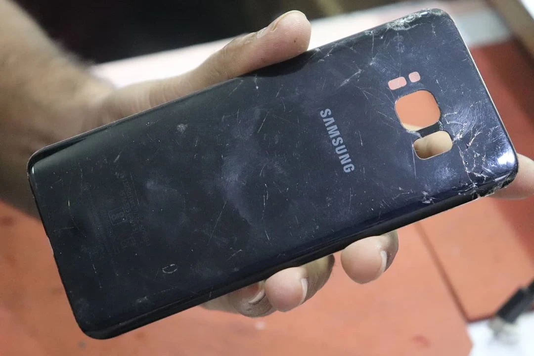 Cracked Samsung back cover needs repair