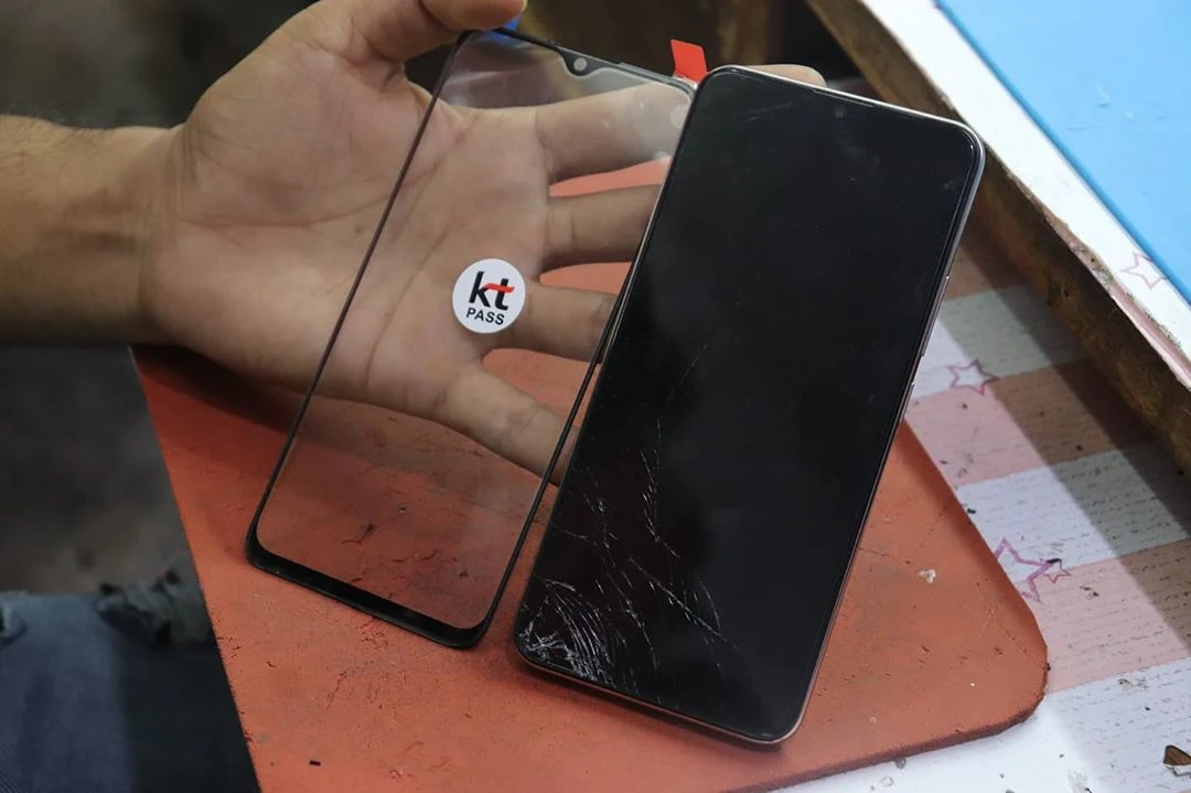 Smartphone screen replacement: broken vs. new