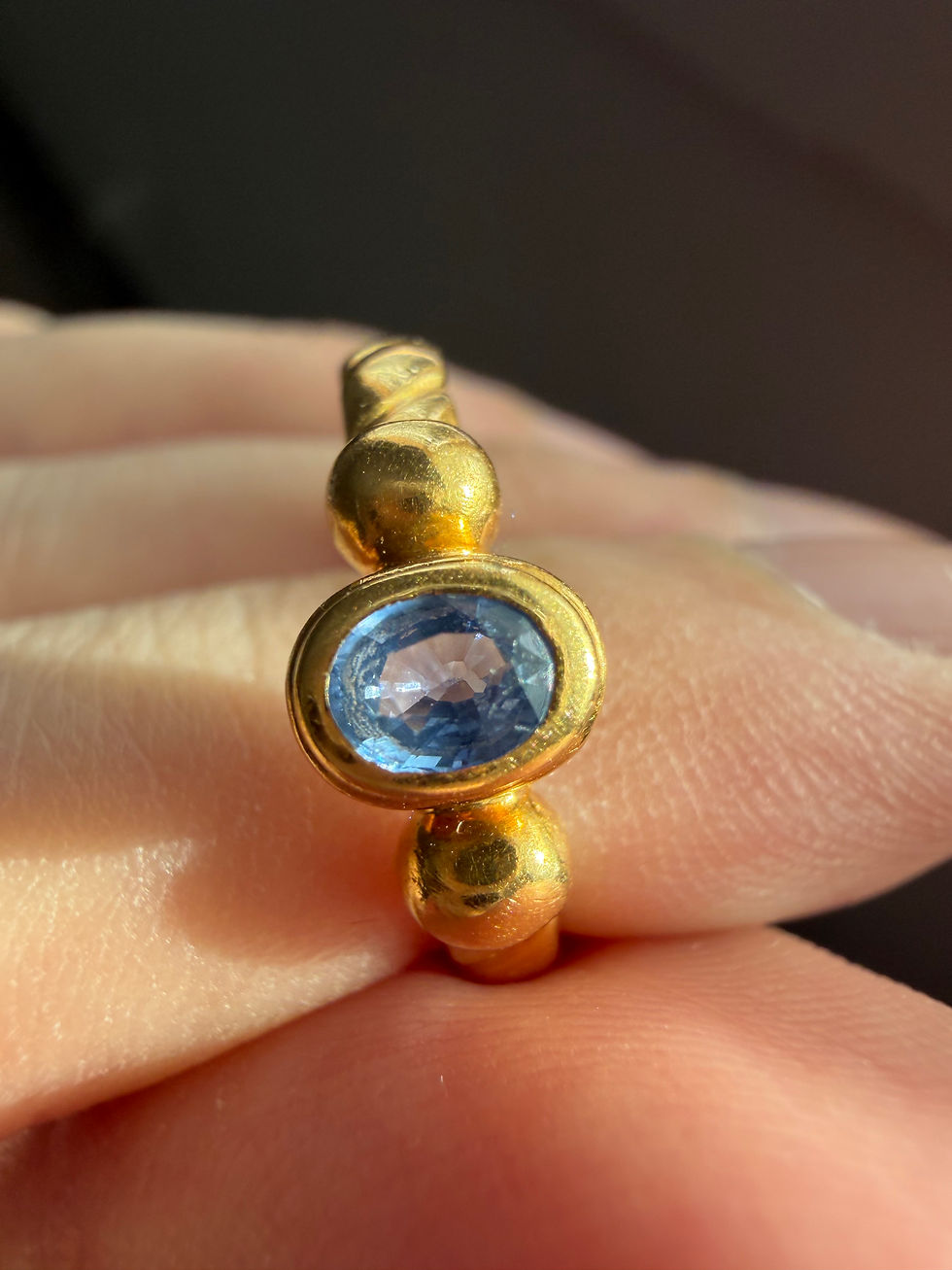 Thumbnail: Vintage Natural Cornflower Blue Sapphire Twisted Ring