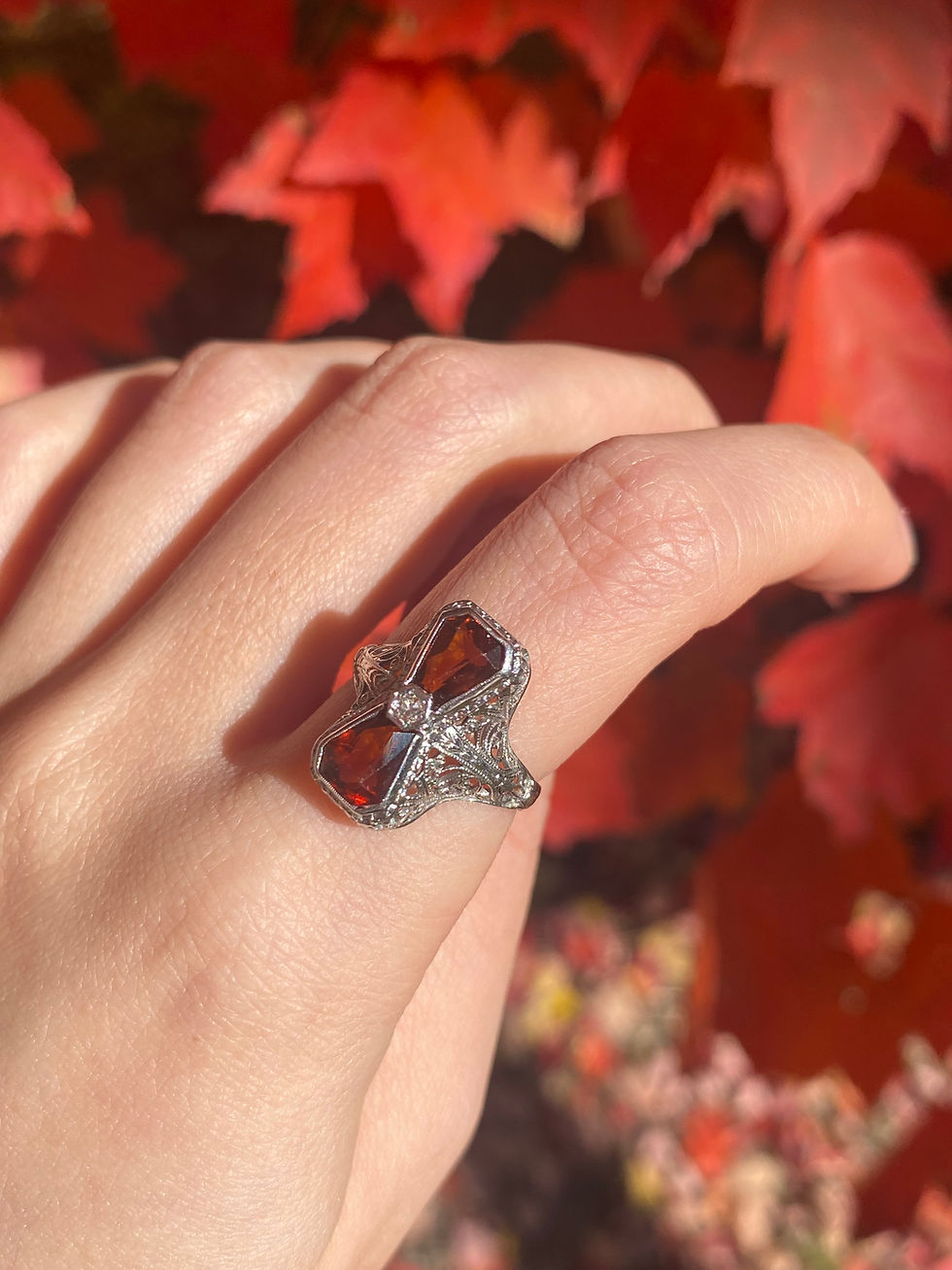 Thumbnail: Edwardian Bow-shaped Citrine Ring with Intricate Filigree Details