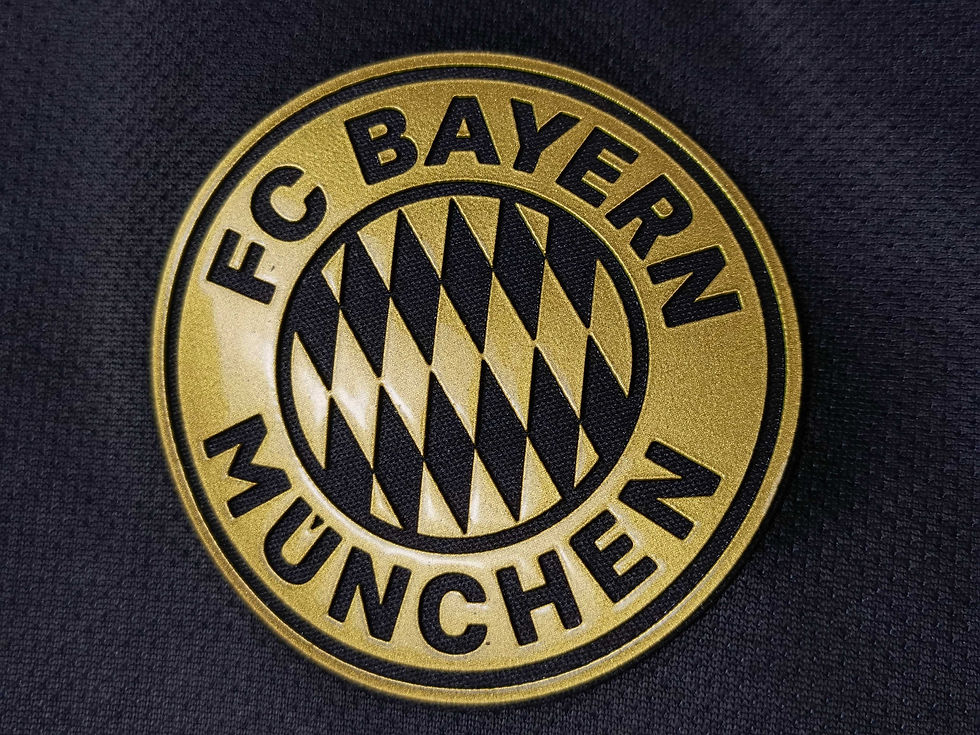 Miniatura: Bayern de Munique Preta/Dourada 21/22