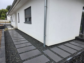 Trittplattenweg am Haus im Steingarten
