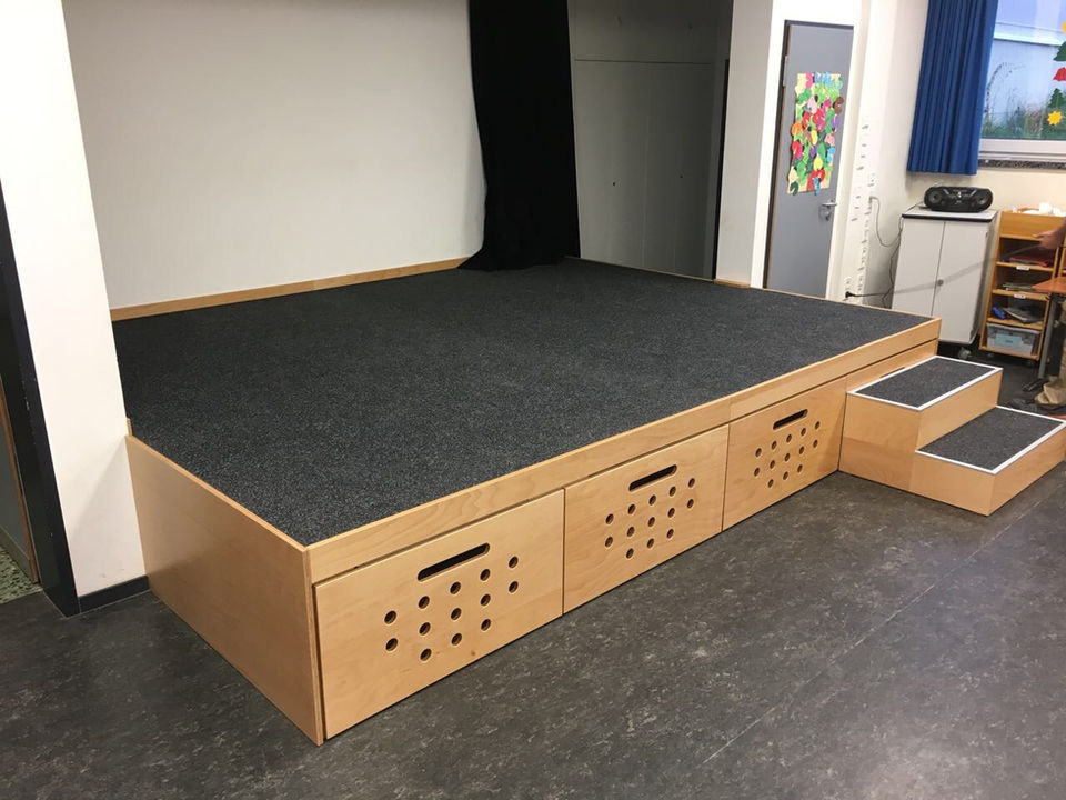 Bühnenpodest in einer Schule, maßgefertigtes Bühnenpodest, individuelles Bühnenpodest Schule, Möbel nach Maß Hannover, Möbel nach Maß 
