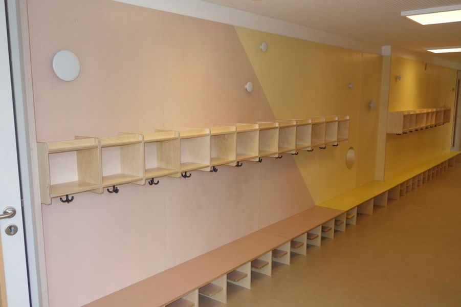 Garderobe im Objektbereich, Garderobe in einer KITA, maßgefertigte KITA Möbel, maßgefertigte Kindergartenmöbel, maßgefertigter Innenausbau im Objektbereich 