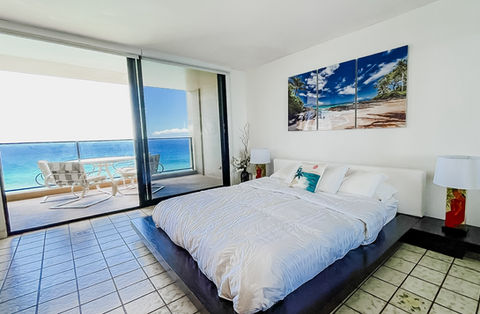 Maui Vacation Rental Mahana Kaanapali Beach showing king sie bed and privatre oceanfront lanai.