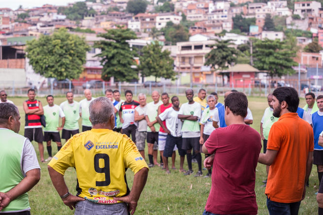 Prefeito Samuca visita campo de futebol no Siderlândia