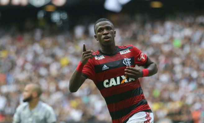 Flamengo vence Ceará e é líder do Brasileirão