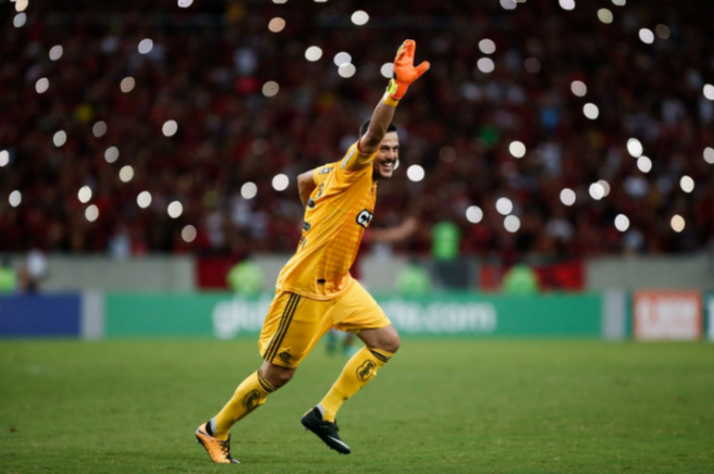 Em noite de despedida, Julio Cesar brilha na vitória do Flamengo