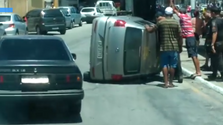 Vídeo: Carro capota no Centro de Barra Mansa