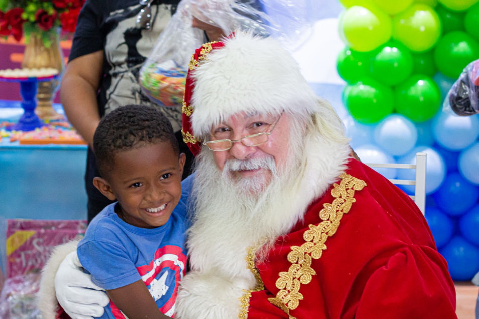 Papai Noel do Sider Shopping faz entrega dos presentes para as crianças do Paraíso