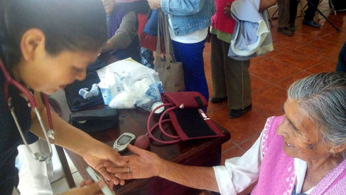 RECIBEN ADULTOS MAYORES ATENCIÓN PREVENTIVA EN INSTALACIONES DEL DIF ZACATELCO