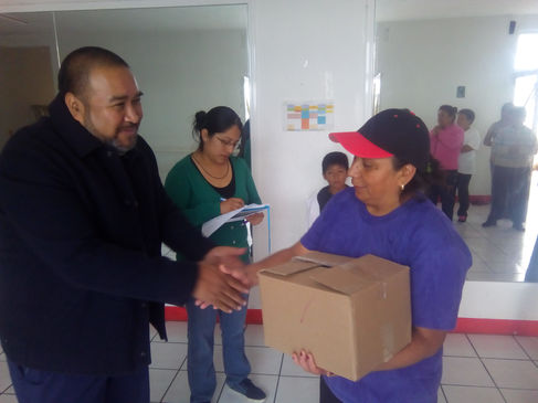 ALCALDE DE XICOHTZINCO, ENTREGA UNIFORMES Y DESPENSAS A ADULTOS MAYORES.