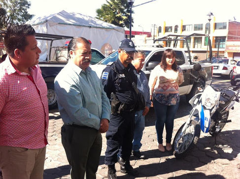 FORTALECEN SEGURIDAD EN ZACATELCO CON ENTREGA DE MOTO Y PATRULLA