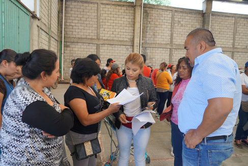 JOSE ISABEL BADILLO JARAMILLO ENTREGA DESPENSAS A MUJERES HIPERTENSAS DE XICOHTZINCO