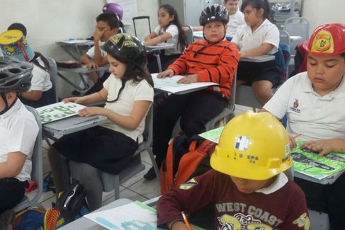 LOS TECHOS DE UNA ESCUELA EN LOS MOCHIS, SINALOA, SE ESTÁN CAYENDO; LOS ALUMNOS VAN A CLASES CON CAS