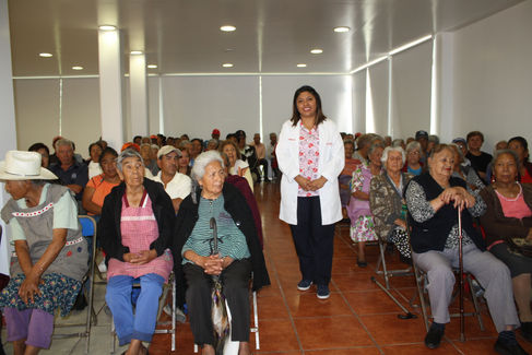 BRINDAN PLÁTICA SOBRE LIMPIEZA BUCAL A ADULTOS MAYORES EN EL DIF MUNICIPAL