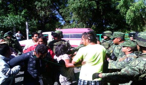 ELEMENTO DE LA 23 ZONA MILITAR PROVOCA ENOJO DE VECINOS EN SAN JUAN HUACTZINCO