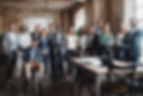Une équipe de travail en entreprise, des managers, des dirigeants - Grand groupe de gens d'affaires multiculturels, portrait d'un groupe multiethnique de coopération financière, concept commercial mondial- Portrait d'entreprise d'une équipe de travail multigénérationnelle avec des membres multiraciaux et handicapés - Photo de groupe de collègues debout dans l'espace de co-travail regardant la caméra- Joyeuses personnes d'affaires multiraciales travaillant à l'intérieur d'un bureau- Cohesion - formation d'équipe- Homme en fauteuil roulant- Personnes en entreprise dans un bureau souriants- Coaching d'équipe- Coaching en entreprise- Image de la page d'accueil de MPOWERFUL, Diversité,