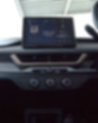 Infotainment screen 10 inci dengan AC manual single zone.