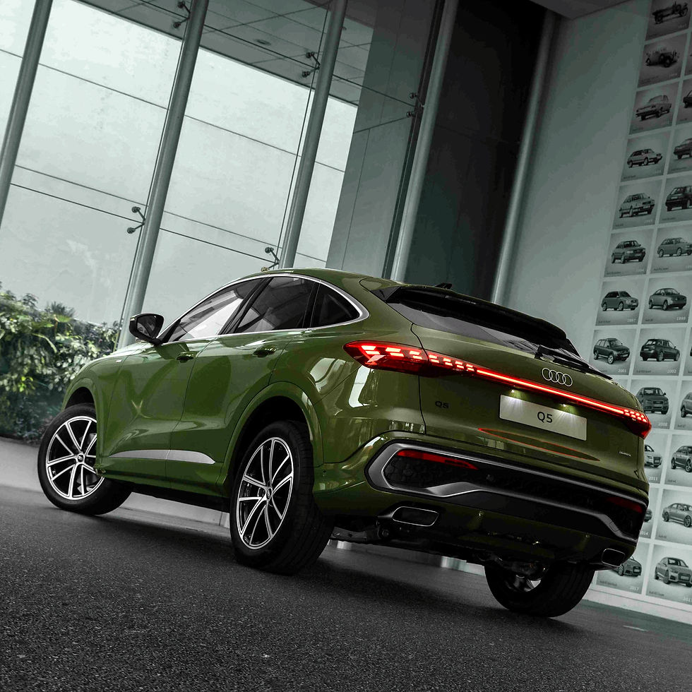 The New Audi Q5 Sportback gunakan mesin 2.0 TFSI bertenaga 204 PS dan torsi 340 Nm yang dipadukan transmisi S tronic 7-percepatan serta sistem penggerak quattro all-wheel drive.