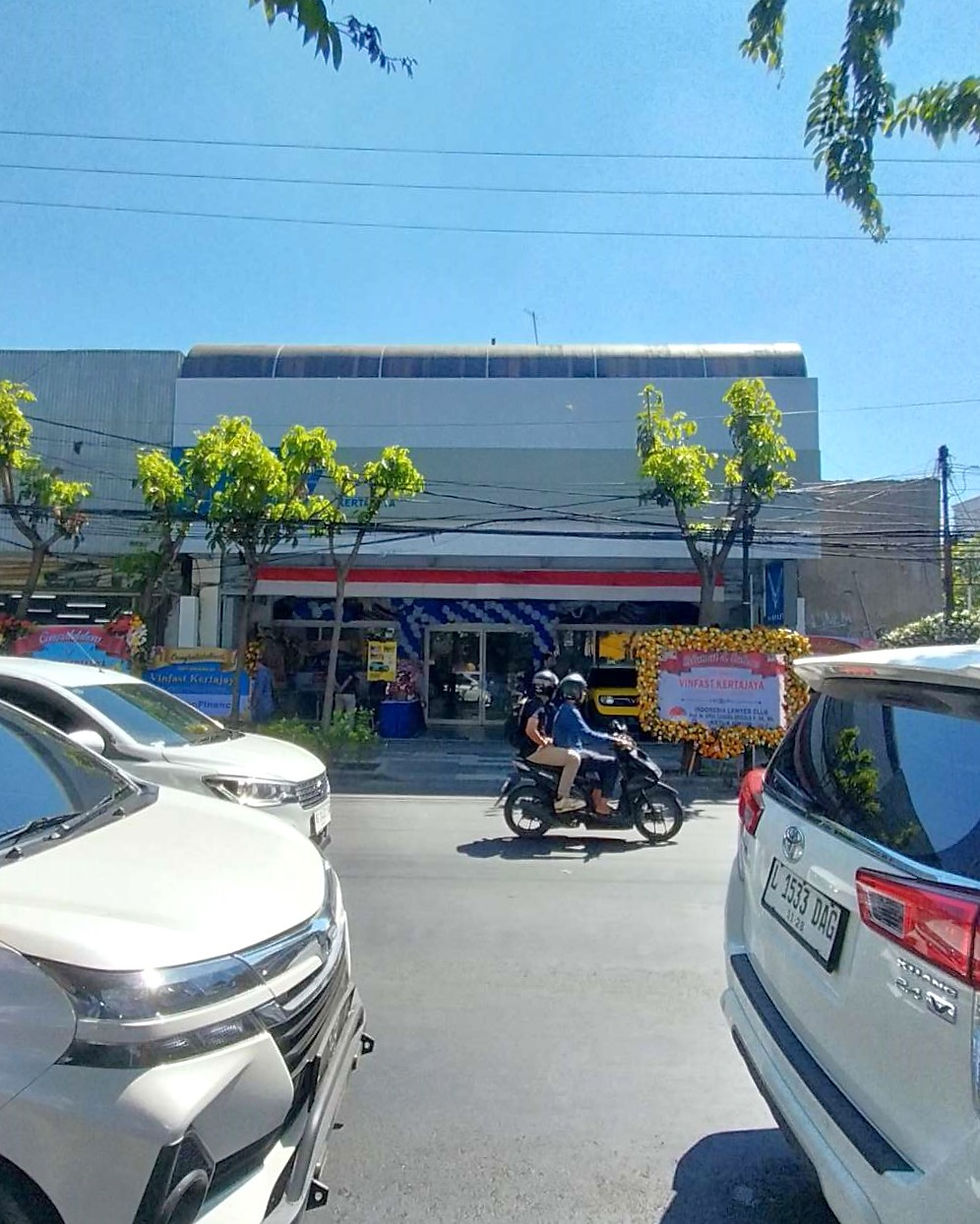 Berlokasi di salah satu urat bisnis Kota Surabaya.