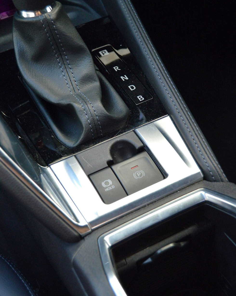 Electric Parking Brake dengan Auto Brake Hold untuk kenyamanan pengemudi.