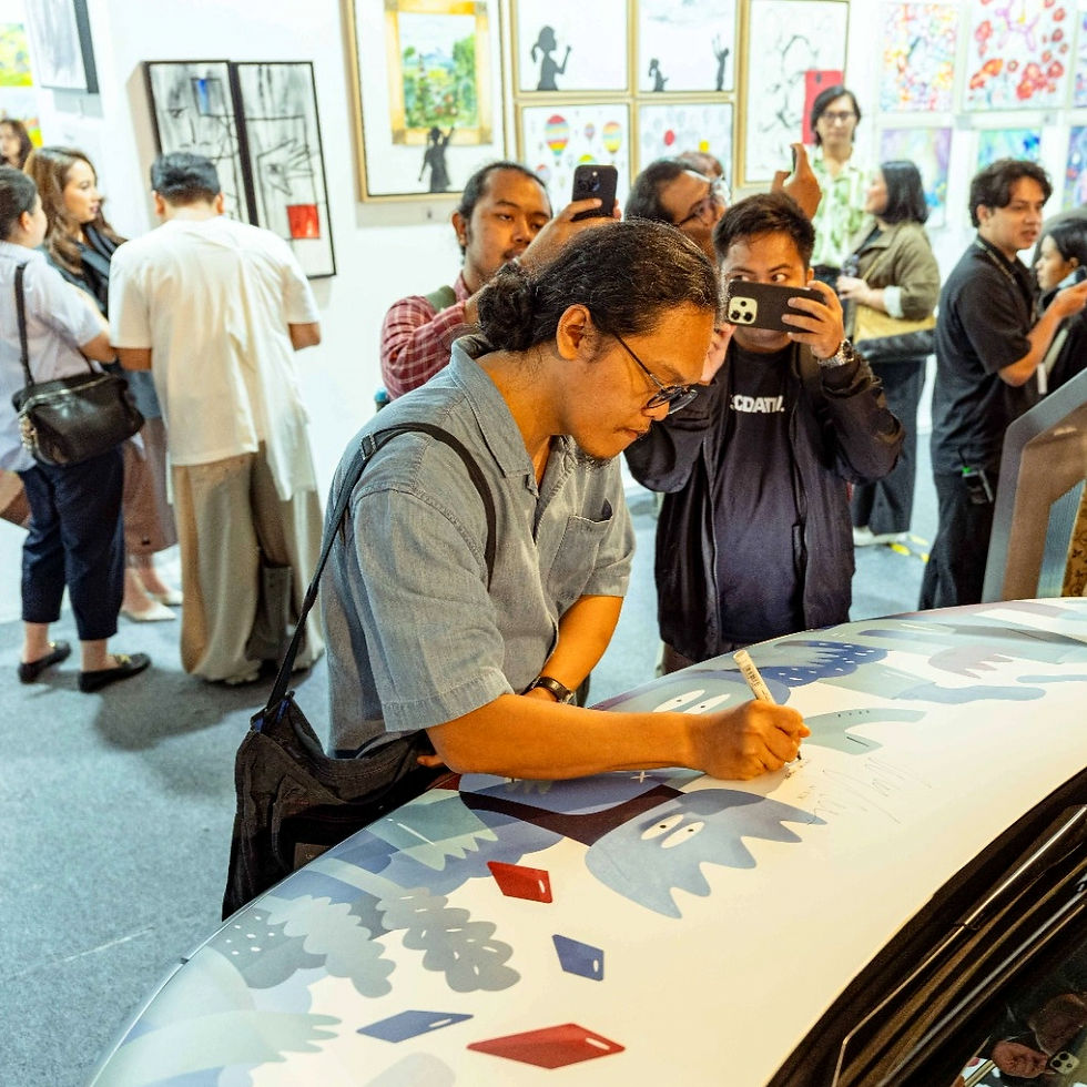 The Mallacan Leisure karya Arief Witjaksana, sebuah karya seni khusus yang diintegrasikan pada DENZA D9 dan mentransformasi kendaraan menjadi moving canvas yang merefleksikan imajinasi, kebebasan, dan ekspresi modern.