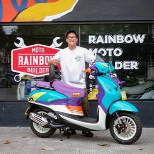 Konsep Urban Rally 80's diterapkan melalui kombinasi warna hijau tosca, ungu, dan oranye, dipadu grafis rally, angka “06”, serta tulisan “All Terrain” yang memperkuat identitas visual motor.